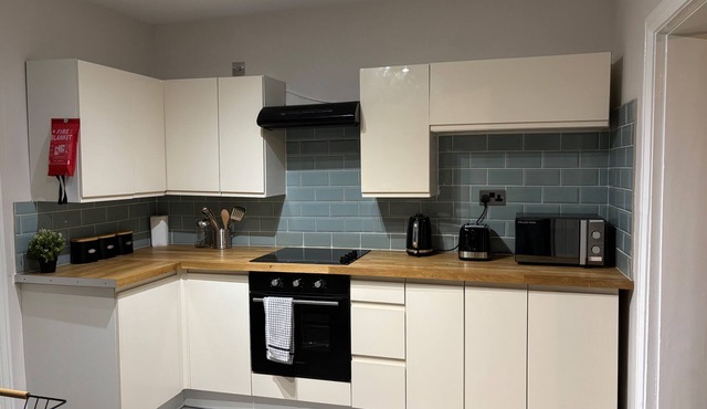 Oxford-House-Sleeps 7-Parking-Garden