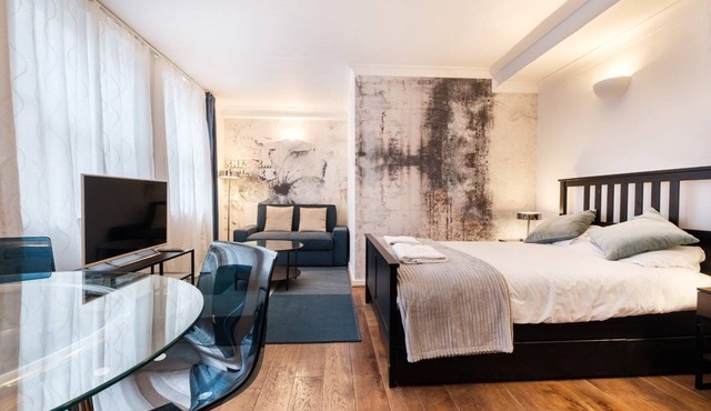 Oxford Street Apartment by Advan - Triple Studio