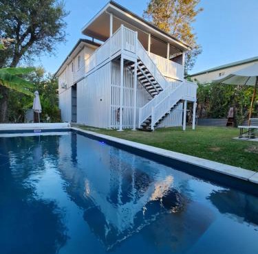 OXLEY Mineral Pool & Private Home suburbanSTAY