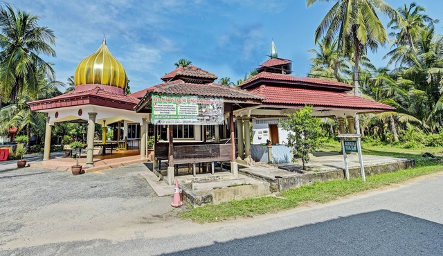 OYO 90278 Redzwan's Beach Resort