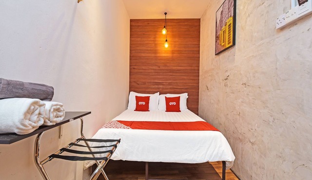 OYO 90662 The 1975 Hotel