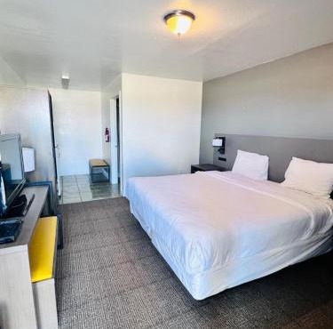 OYO Garden Inn and Suites Pearsall I-35 East