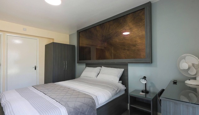 OYO Honeycroft Lodge, Uxbridge