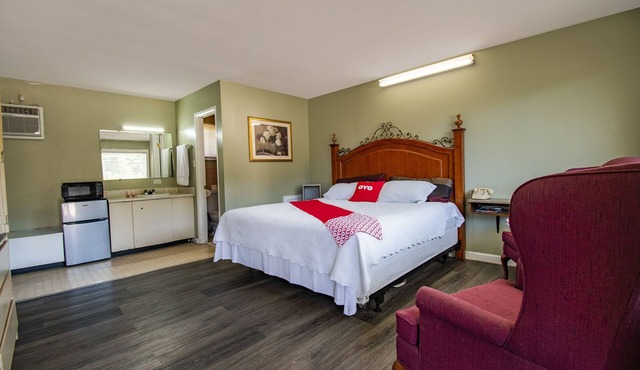 OYO Hotel Calhoun, GA I-75