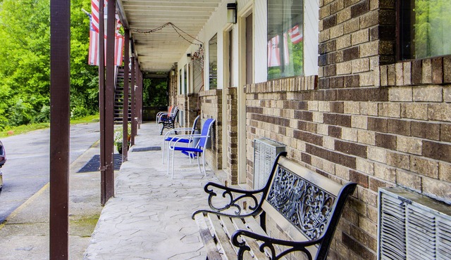 OYO Hotel Chapmanville Inn, WV - Hwy 119