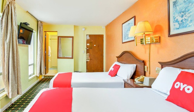 OYO Hotel Downtown Peoria I-74