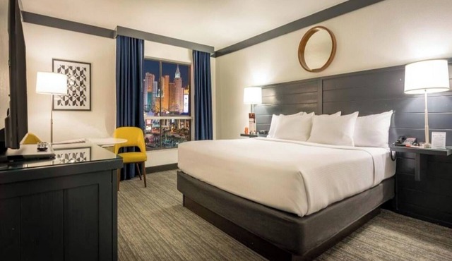 OYO Las Vegas Hotel | Strip View King Unit | Easy Access to Attractions