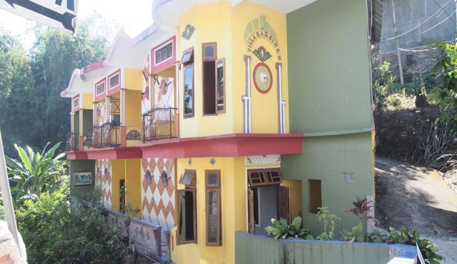 OYO Life 90646 Villa Karsinem Pasuruan