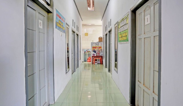 OYO Life 92937 Kost Putri Sarkara Syariah