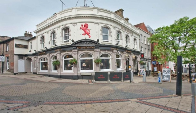 OYO The Red Lion Hotel