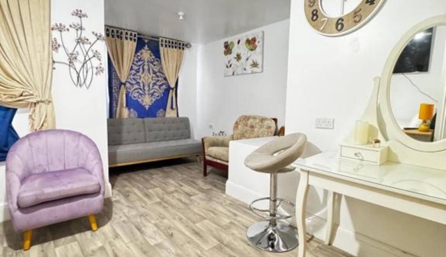 OYO Unique Guestroom - Farnworth, Easy Access to Bolton