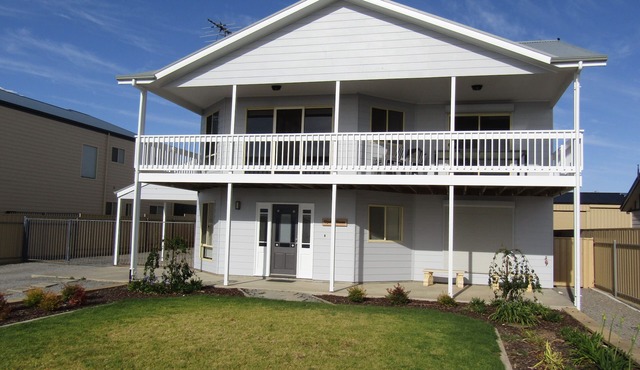 Oyster Views - sea views from balcony. Off Peak Special!