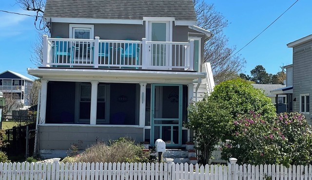 Oysterhaven Cottage with partial Water views! New balcony! Close to Fairgrounds!