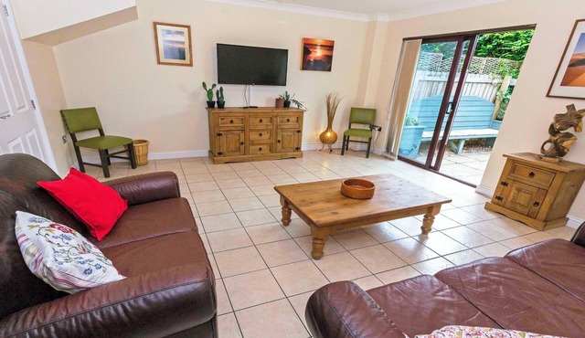 Oysters | Sleeps 6 | Modern Villa & Dog Friendly