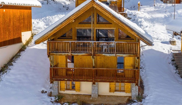 Oz/Alpe d'Huez 150m slopes, up to 18pers, Jacuzzi, en-suite bedrooms