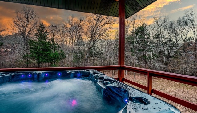 Ozark beauty w/HotTub, GameRm, Firepit; Trampoline VIEWS!