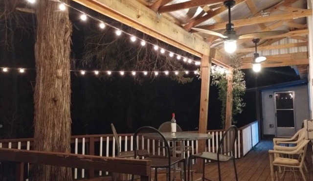 Ozark Charm: Rustic, Cozy, Simple home, Minutes from fishing and hiking