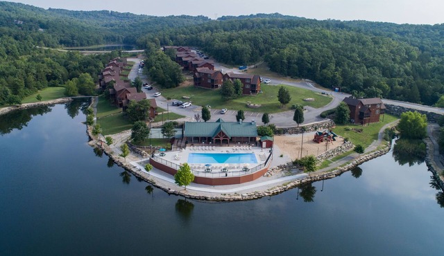 Ozark Comfort 3 Bedroom Condo by RedAwning