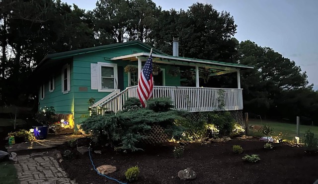 Ozark Cottage Retreat at Terra Lynn w/Vista Views. Dog friendly w/yard.