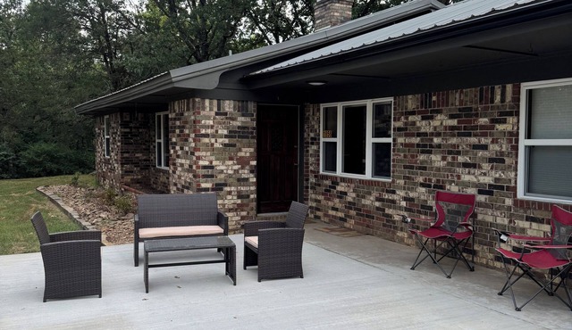Ozark Foothills Country HomenNewly Remodeled