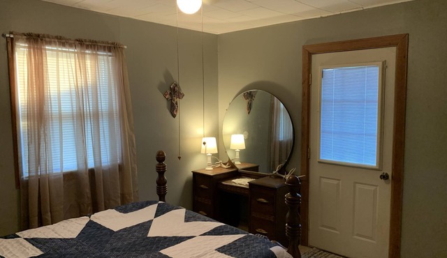 Ozark Foothills Country Cottage w/ 4 person Hot tub
