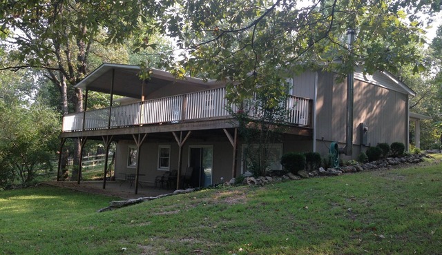 OZARK GETAWAY-Mtn. Home AR Cabin-Sleeps10. 2K,2Q,2T, 3 Baths, HS Internet/WiFi