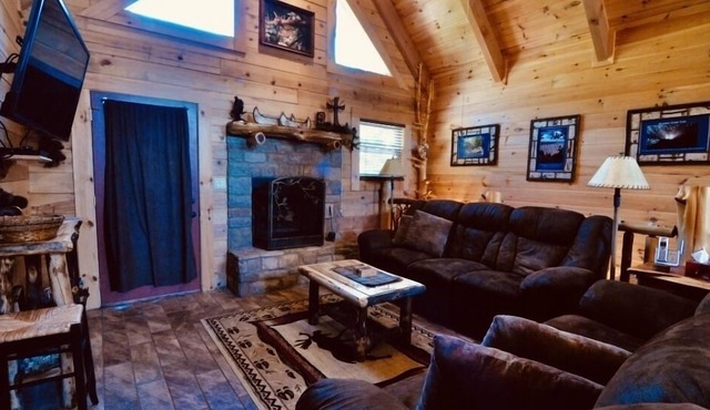 Ozark Legends Lodge- Lg Game Rm, Private Hot tub; 1 Mile to Thunder Ridge