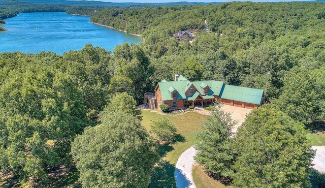 Ozark log cabin near Eureka Springs | Sleeps 32 | 4 boat slips | NO cleaning fee