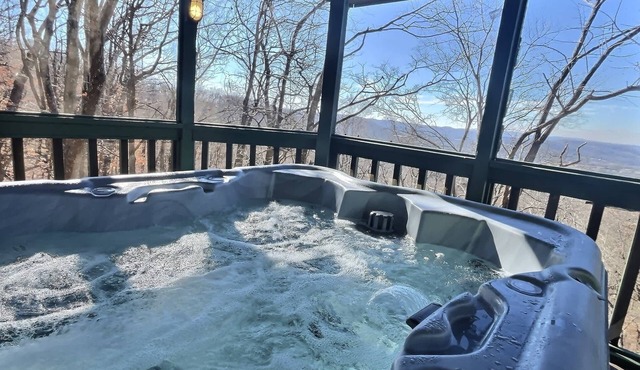 Ozark Mountain House: Hot Tub & Views!