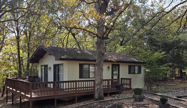 Ozark Mountain Woodland Lake Deluxe Cottage