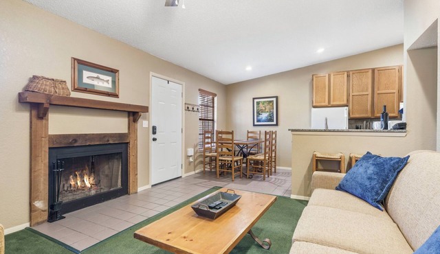 Ozark View 2 Bedroom Bungalow with Table Rock Access, Pickleball, Community Pool & Free SDC Tickets