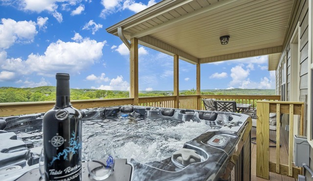 Ozark Views, Private Hot Tub, Golf Course Onsite, Near Silver Dollar City with Free Tickets