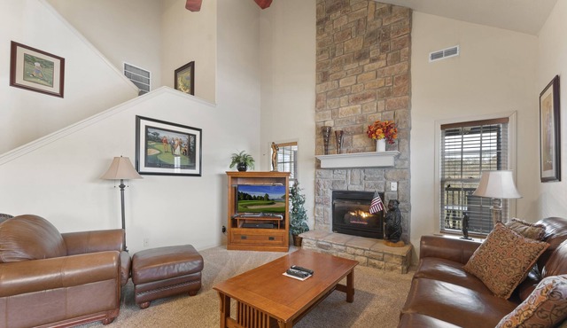 Ozark Villa - Charming 2 Level Vacation Villa in rustic Stonebridge Resort