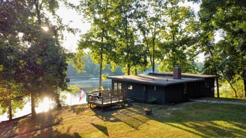 Ozran Cottage - a mid-century Lakefront getaway