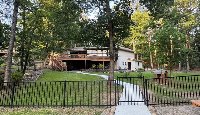 Ozzy's Oasis-100 FT LAKEFRONT-Private Dock, 3BR+Bunk Room/Sleeps 10. Fenced Yard