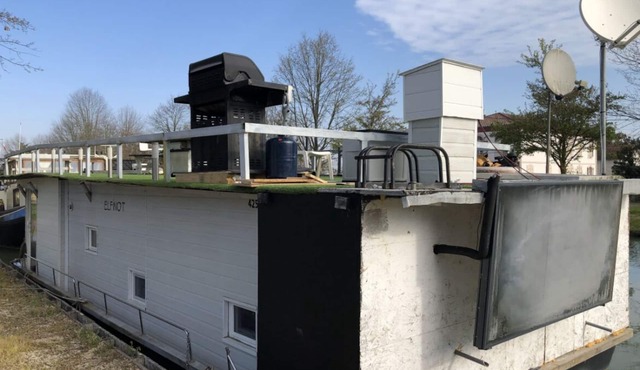 Péniche à quai avec terrassennProche du cloitre de MOISSACn