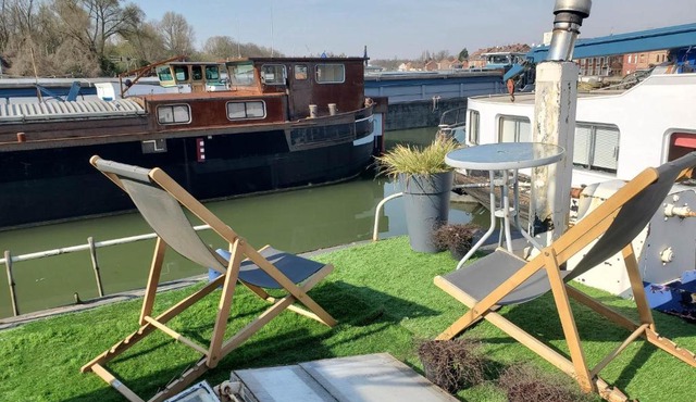 Péniche "Louise Michel" séjournez dans l'appartement du capitaine, offrez vous une expérience inoubliable au fil de l'eau