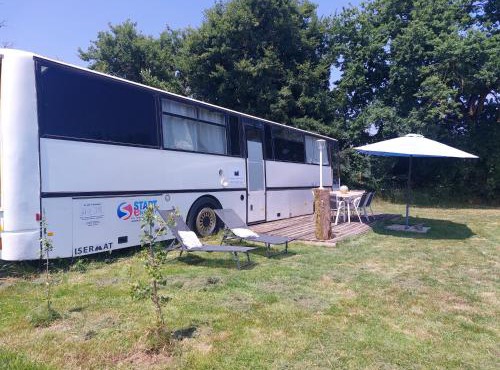 Pépère, bus aménagé dans camping à la ferme
