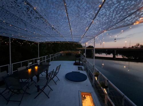 Péniche Amadeus conviviale et cosy , proche de Disney et de Paris