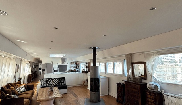 Péniche avec magnifique vue et à 15 minutes des Champs Elysées.