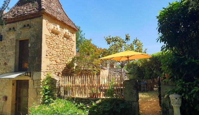 Périgord Noir. The Whispering Garden. Gîte le Pigeonnier