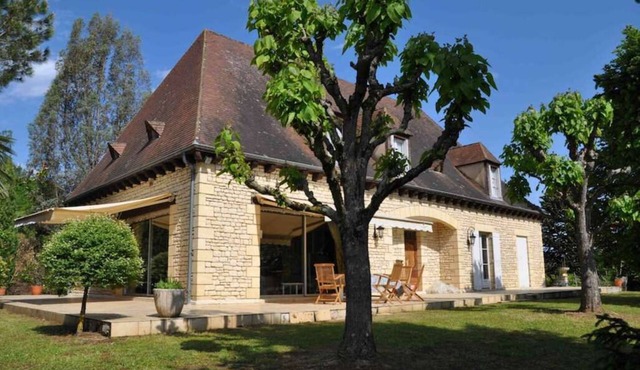 Périgord house comfort overlooking Sarlat in park