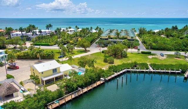 P03 - Charming 4 bedroom home with pool and dock.