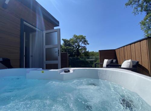 P50 - Studio Pod with Hot Tub