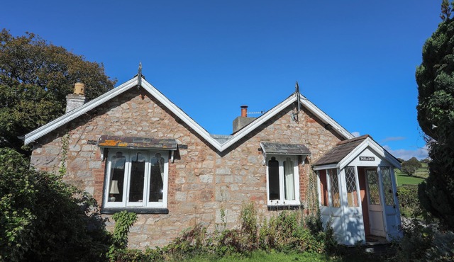 PABO LODGE, pet friendly, with open fire in Llandudno