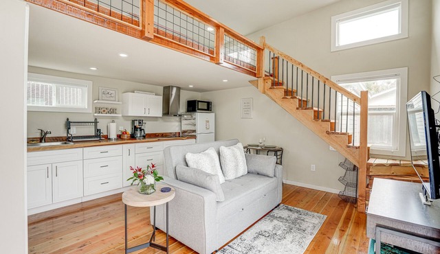 Pacheco/Martinez Studio: 22 Mi to Dtwn Oakland!