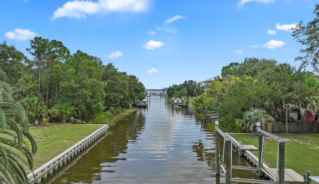 Pachs Crab Shack - Charming Waterfront 3 bed 1.5 bath House with a Dock