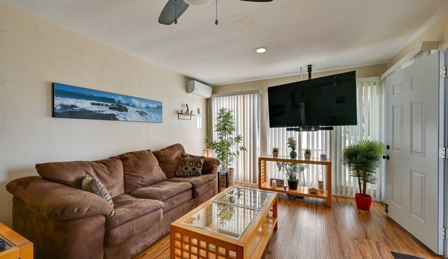 Pacific Beach Apartment: Walk to Beach & Pier!