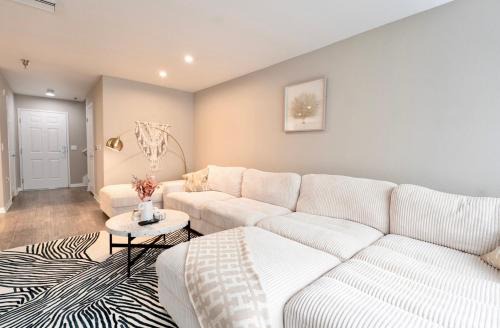 Pacific Blue Townhome Walk to Ocean 2 Bed Apt WITH FREE PARKING