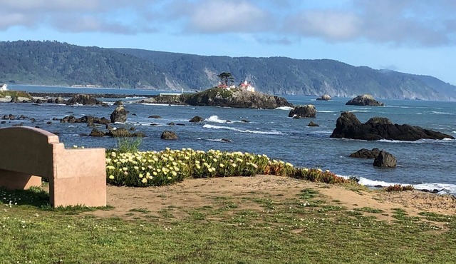 Pacific Escape-Walk to the beach! Adorable 2-bedroom Crescent City home.